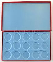 Piros érmetartó kazetta szatén béléssel, benne 15db 4cm átmérőjű férőhellyel, használt, szép állapot...