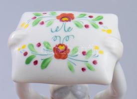 Hollóházi párnát kirázó lány. Jelzett, sérülésmentes, m:18,5 cm