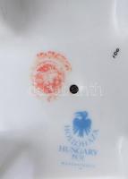 Hollóházi paprikát fűző nő. Jelzett, hibátlan, m: 24,5 cm