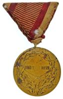 1917. "Arany Vitézségi Érem" öntött, aranyozott bronz kitüntetés, eredeti kopott mellszala...