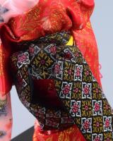 Kínai Gésa porcelán baba, hímzett selyem ruhával 30 cm Hibátlan