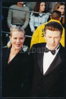 1999 Kim Basinger színésznő és Alec Baldwin, feliratozott, pecséttel jelzett fotó, 15×10 cm