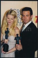 1999 Gwyneth Paltrow színésznő és Ben Affleck, feliratozott, pecséttel jelzett fotó, 15×10 cm