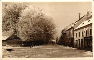 Szászsebes, Mühlbach, Sebes; Rózsa utca, Rudolf Breckner üzlete télen / Rosengasse / street, shops, winter. photo