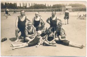 1929 Balatonalmádi, nyaraló család a strandon. photo (fl)