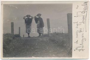 1904 Budapest XI. Sashegy, hölgyek nagy szélben. photo (fl)