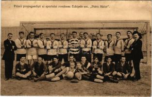 1914 Budapest, Primii propagandisti ai sportului romanesc Echipele soc. "Petru Maior" / Petru Maior Román Akadémia focicsapata, labdarúgók. Vigand Lajos kiadása / football team of the Romanian Academy of Budapest