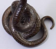 Tekergőző kígyó alakos bronz gyertyatartó pár, szájánál faragott csont gömb elemekkel. Jelzés nélkül...