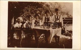 IV. Károly és Zita királyné 5 gyermeke játék katonákkal és hajókkal / Children of Charles I of Austria and Zita, toy soldiers and boats. photo