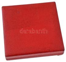 1970-1980 k. Salgótarjánt(?) ábrázoló, egyoldalas, öntött bronz emlékérem eredeti tokban (79mm) T:UN...