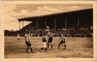 1913 Sunderland-FTC labdarúgó mérkőzés, Sunderland csatárjai Bródit fejessel cselezik, kiadja 'Klasszikus pillanatok vállalat' 5 f. sz. Révész és Bíró / Sunderland-FTC football match