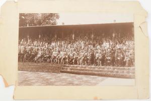 cca 1920-1930 Ünnepség alkalmából felállított díszpáholy, az első sorban Horthy Miklós kormányzó, Barsy Aladár miniszterelnökségi osztálytanácsos és más kormánytisztviselők, méltóságok társaságában; nagyméretű, kartonra kasírozott fotó, Schäffer Ármin budapesti fényképész műterméből, a hátoldalon pecséttel jelzett, sérült kartonon, 24x38,5 cm, teljes méret: 33x49,5 cm