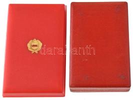 1954. "Szolgálati Érdemérem" zománcozott, ezüstözött bronz kitüntetés mellszalagon + 1957....