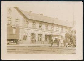 cca 1930 Ózd, vasútállomás,MÁV mozdony vasutasokkal fotó 7x9 cm