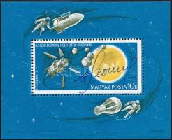 Alekszej Arhipovics Leonov (1934-2019) szovjet űrhajós autográf aláírása Kozmosz kisíven / Autograph signature of Alexei Leonov (1934-2019) Soviet astronaut, on stamp minisheet