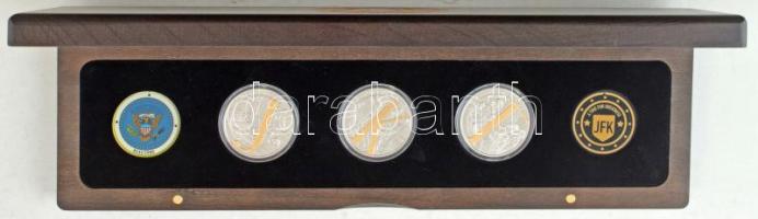 Salamon-szigetek 2021. 1/2D Cu-Ni multicolor "II. Erzsébet / A time for greatness - JFK" (3xkl) + 2db műanyag zseton, fa díszdobozos szettben, tanúsítvánnyal T:PP Solomon Islands 2021. 1/2 Dollars Cu-Ni multicolour "Elizabeth II / A time for greatness - JFK" (3xdiff) + 2pcs of plastic tokens, set in wooden case, with certificate C:PP