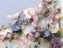 cca 1880-1920 Sitzendorf borozó puttó figurával és plasztikus virágokkal gazdagon díszített falikonz...