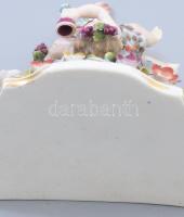 cca 1880-1920 Sitzendorf borozó puttó figurával és plasztikus virágokkal gazdagon díszített falikonz...