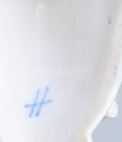 cca 1880-1920 Sitzendorf borozó puttó figurával és plasztikus virágokkal gazdagon díszített falikonz...