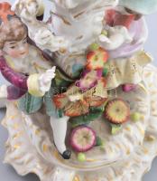 Royal Vienna jelzéssel antik kétalakos gyertyatartó, gazdag plasztikus virág díszítéssel, szirmokon ...