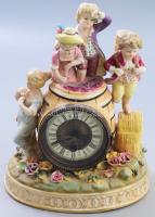 Antik német historizáló négyalakos porcelán óraház, benne órával, kulcs nélkül, jelzett, 1-1 hiánnyal, m: 27 cm