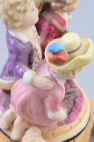 Antik német historizáló négyalakos porcelán óraház, benne órával, kulcs nélkül, jelzett, 1-1 hiánnya...