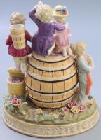 Antik német historizáló négyalakos porcelán óraház, benne órával, kulcs nélkül, jelzett, 1-1 hiánnya...