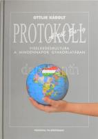 Ottlik Károly: Protokoll A-tól Zs-ig. Viselkedéskultúra a mindennapok gyakorlatában. Az etikett fogalmainak, kellékeinek, helyzeteinek és szokásainak színes világtörténete. Bp., 1997, Protokoll &#039;96 Kft. Kiadói kartonált papírkötés, jó állapotban.