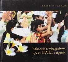 Sebestény Anikó: Kakasvér és virágszirom - Egy év Bali szigetén. 2012, Szkarabeusz. Kiadói kartonált kötés, jó állapotban.