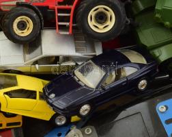 14 db játék autó, tank, fém és műanyag