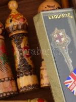 Bolgár rózsaolaj faragott fa tartókban, tartalommal, több darab,. hozzá fa tollak, fém emlék kanál, ...