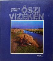 Sterbetz István: Őszi vizeken. Bp, 1983, Móra Ferenc Ifjúsági Könyvkiadó. Bécsy László, Rácz István és a szerző fekete -fehér fényképeivel illusztrálva. Kartonált papírkötésben, kissé karcos borítóval, de egyébként jó állapotban.