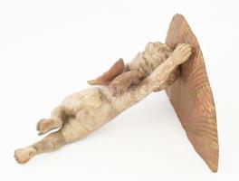 Faragott fa puttó alakjával fa falipolc, kopással, m: 31 cm