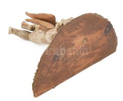Faragott fa puttó alakjával fa falipolc, kopással, m: 31 cm