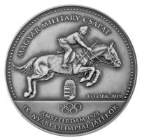 2019. &quot;Binder Ottó - M. Kir. Honv. Tábornok Lovasolimpikon / Magyar Military Csapat - Amszterdam 1928 IX. Nyári Olimpiai Játékok&quot; ezüstpatinázott bronz emlékérem, dísztokban (65mm) + a Kunszentmártoni Sporttörténeti Füzetek 1. T:UNC