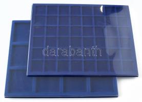 Műbőr éremgyűjtő bőrönd kulcsokkal, 9db éremtartó tálcával, az egyik tálca nagyméretű emlékérmek szá...