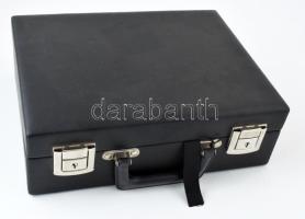 Műbőr éremgyűjtő bőrönd kulcsokkal, 9db éremtartó tálcával, az egyik tálca nagyméretű emlékérmek szá...