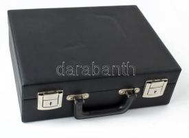 Műbőr éremgyűjtő bőrönd kulcsokkal, 8db éremtartó tálcával, egy-egy tálca nagyméretű emlékérmek vala...