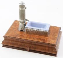 cca 1960, Bolti fürdőszoba makett dísz, fém melegítőkályha és kád, intarziás dobozra erősítve, teljes méret 31x20x25 cm