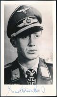 Ernst-Wilhelm Reinert (1919-2007) német Luftwaffe pilóta, repülő ász (174 légi győzelem; négy alkalommal is sikerült legalább 5 ellenséges gépet lelőnie egy nap alatt) autográf aláírása őt ábrázoló képen (későbbi előhívás), 20x11,5 cm / Autograph signature of Ernst-Wilhelm Reinert (1919-2007) German Luftwaffe pilot, flying ace (174 aerial victories; he was "ace-in-a-day" four times, shooting down five or more aircraft on a single day), on a photo (later copy), 20x11.5 cm