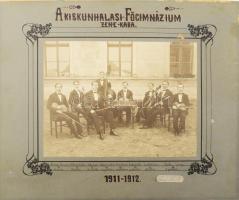 1912 A Kiskunhalasi Főgimnázium zenekara 1911-1912., nagyméretű fotó, dekoratív kartonon, Goldmann Miksa kiskunhalasi fényképész műterméből, a kartonon felületi sérülésekkel, 22,5x17 cm (karton: 36x30 cm)