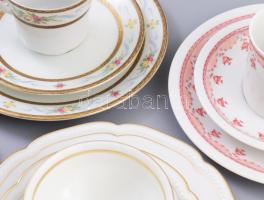 6 darab porcelán reggeliző szett: csésze alátéttel és desszertes tányér. Jelzett, kopással, közte ri...
