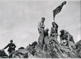 cca 1939 Robert Capa (1913-1954) (eredeti neve Friedmann Endre) magyar - francia fotóriporter felvétele (A spanyol polgárháborúról), 1 db modern nagyítás, jelzés nélkül, a néhai FOTÓ újság (1954-1989) archívumából, 15x24 cm