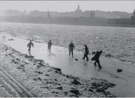 cca 1963 Hadas János (1938-2014) budapesti fotóriporter és fotóművész felvétele (Srácok a Duna jegén), 1 db modern nagyítás, jelzés nélkül, a néhai FOTÓ újság (1954-1989) archívumából, 15x21 cm