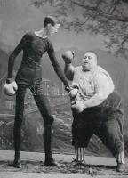 cca 1920 ,,Megadom magam", cirkuszi fellépők produkciója, 1 db modern nagyítás, jelzés nélkül, 21x15 cm