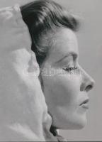 1939 Munkácsi Márton (1896-1963) magyar - amerikai fotóriporter és fotóművész felvétele Katharine Hepburn (1907-2003) színésznőről, akit tehetségéért élete során 4 Oscar-díjjal jutalmaztak, 1 db modern nagyítás, jelzés nélkül, Pánczél György (1920-?) filmtörténész hagyatékából (film- és színházifotó gyűjteményéből), 21x15 cm