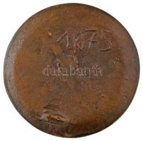 1975(?) Egy oldalas öntött bronz plakett. " Pislog mint a miskolci kocsonyában a béka." ( ...