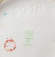 Hollóházi négyoldalas váza. Aranykontúrozott madár- és virágmintával, jelzett, hibátlan, m: 30,5 cm