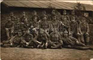 1917 Osztrák-magyar katonák csoportja, középen ül a kürtös / WWI Austro-Hungarian K.u.K. military, group of soldiers. photo + "TÁBORI POSTAHIVATAL 632" (EK)