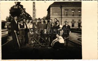 Kolozsvár, Cluj; vasútállomás, gőzmozdony, vonat, vasúti munkások / railway station, locomotive, train, railway workers. Foto Ella photo